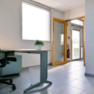 Bureau privé 12 m² 2 postes Coworking Rue du Chapitre Brindas 69126 - photo 5